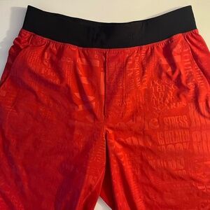 men’s red LULULEMON manifesto print 9” T.H.E. short [M]